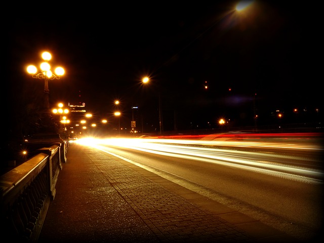 Oslnění řidiče za jízdy v noci může způsobit vážnou dopravní nehodu